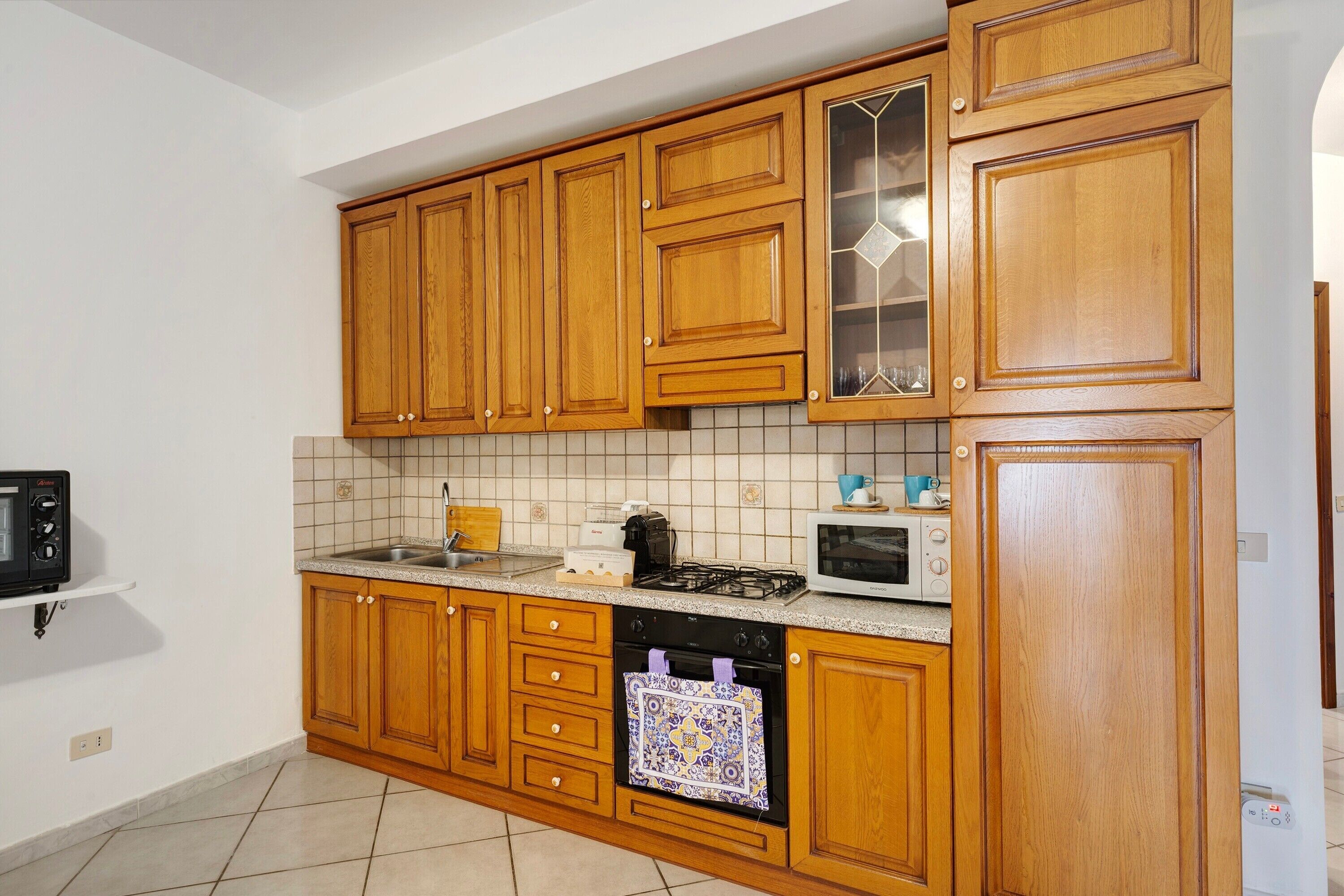 Frigorifero, microonde, forno, piano cottura