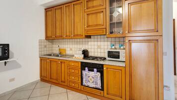 Frigorifero, microonde, forno, piano cottura