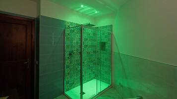 Dusche, Haartrockner, Handtücher