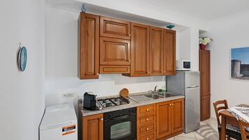 Frigorifero, microonde, forno, piano cottura