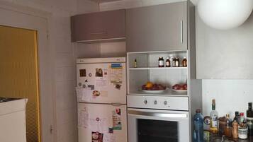 Een koelkast, een magnetron, een oven, een koffiezetapparaat/waterkoker