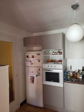 Réfrigérateur, micro-ondes, four, cafetière/bouilloire