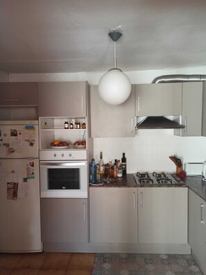 Réfrigérateur, micro-ondes, four, cafetière/bouilloire