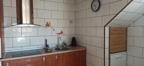 Fridge, microwave, oven, stovetop - Apartment 'El Guardaviñas Centenales' with Mountain View, Shared Terrace and Wi-Fi (Ábalos)