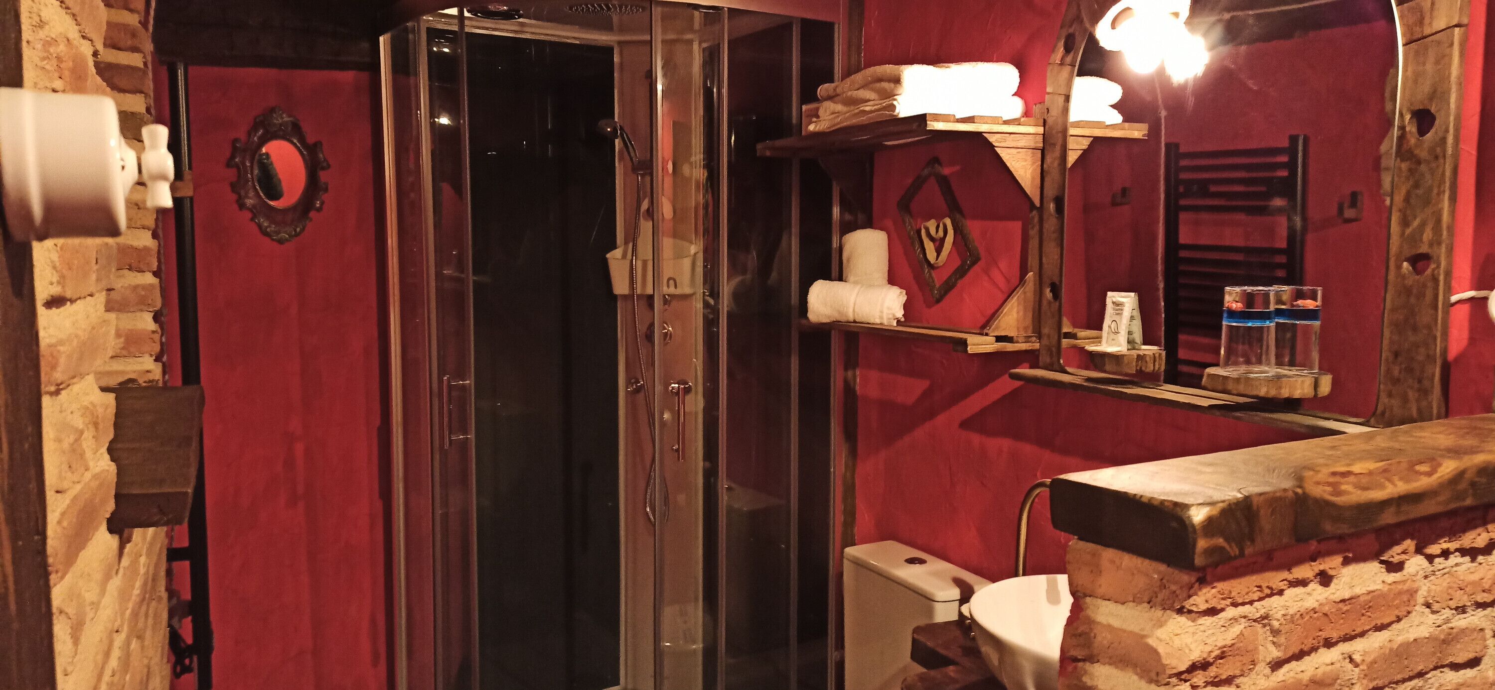 Douche, sèche-cheveux, serviettes fournies