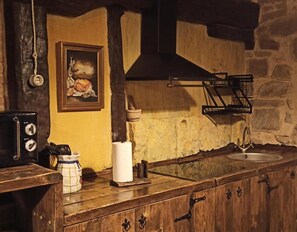 Kylskåp, mikrovågsugn, spishäll och kaffe- och tebryggare