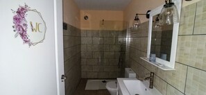Een douche, een haardroger, handdoeken
