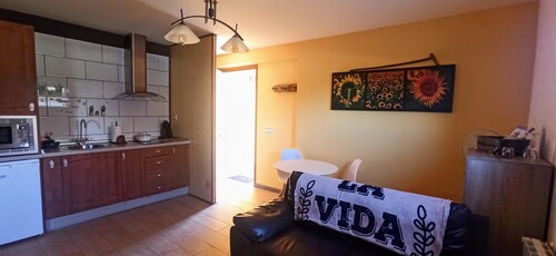 Apartment 'El Guardaviñas Periquita' with Mountain View, Shared Terrace and Wi-Fi