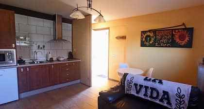 Apartment 'El Guardaviñas Periquita' with Mountain View, Shared Terrace and Wi-Fi