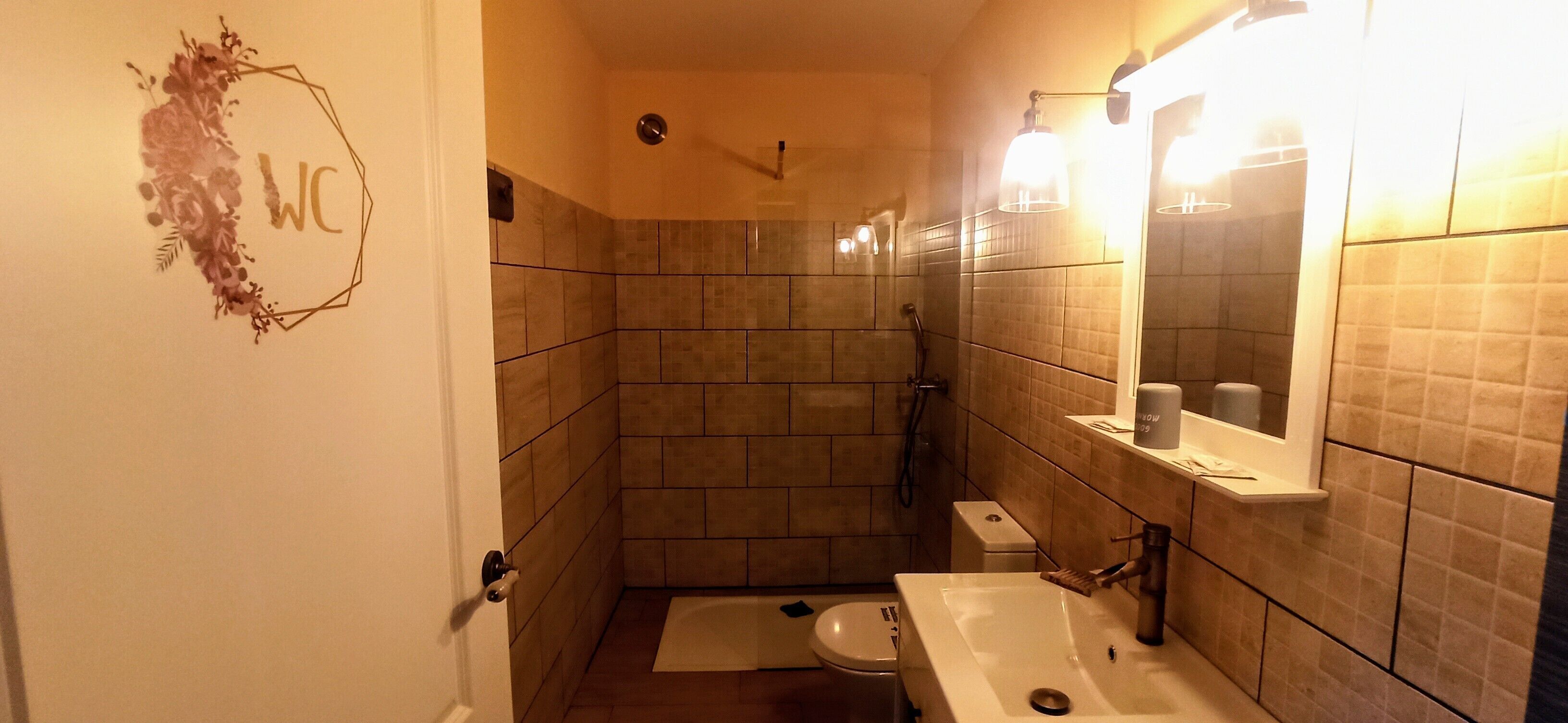 Een douche, een haardroger, handdoeken