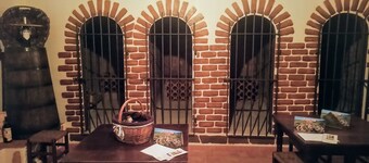Apartment 'El Guardaviñas Periquita' with Mountain View, Shared Terrace and Wi-Fi