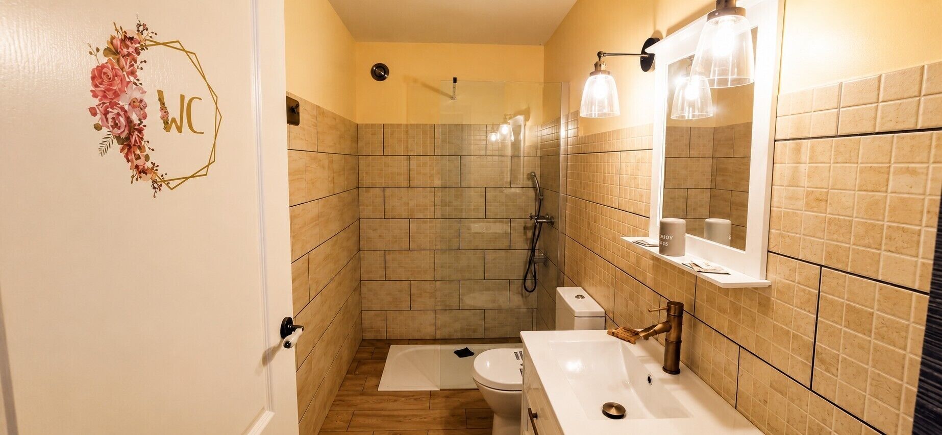 Een douche, een haardroger, handdoeken