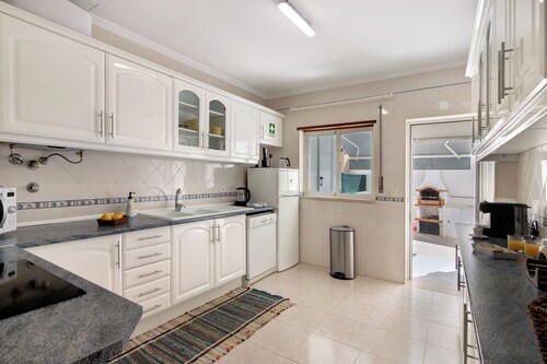 Apartment 'Rosas No Lagar' with Private Terrace, Wi-Fi and Air Conditioning