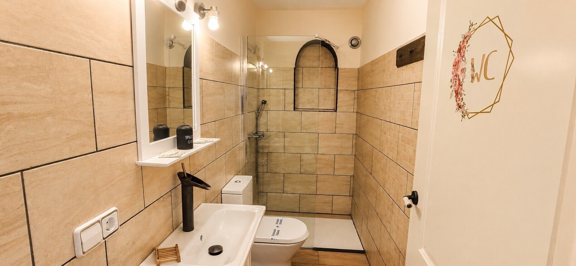 Een douche, een haardroger, handdoeken