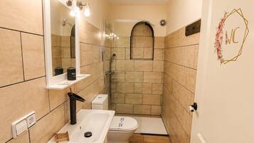 Een douche, een haardroger, handdoeken