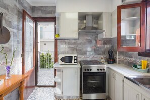 Jääkaappi, mikroaaltouuni, uuni, liesi