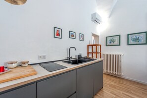 Kühlschrank, Ofen, Herdplatte, Wasserkocher