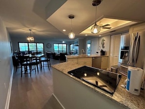 Kühlschrank, Mikrowelle, Ofen, Geschirrspüler