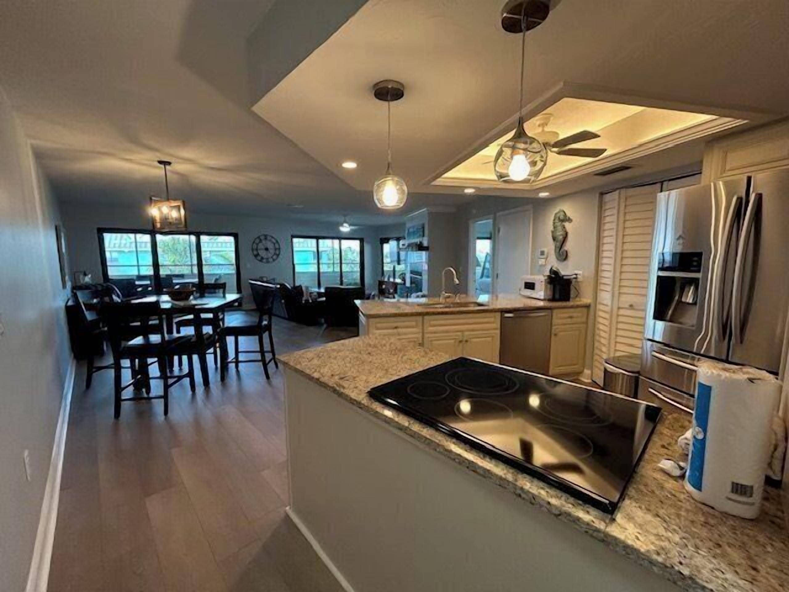 Geladeira, micro-ondas, fogão, lava-louças