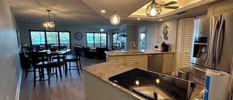 Geladeira, micro-ondas, fogão, lava-louças