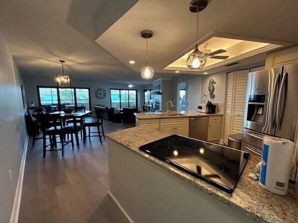 Refrigerador, microondas, horno y lavavajillas 