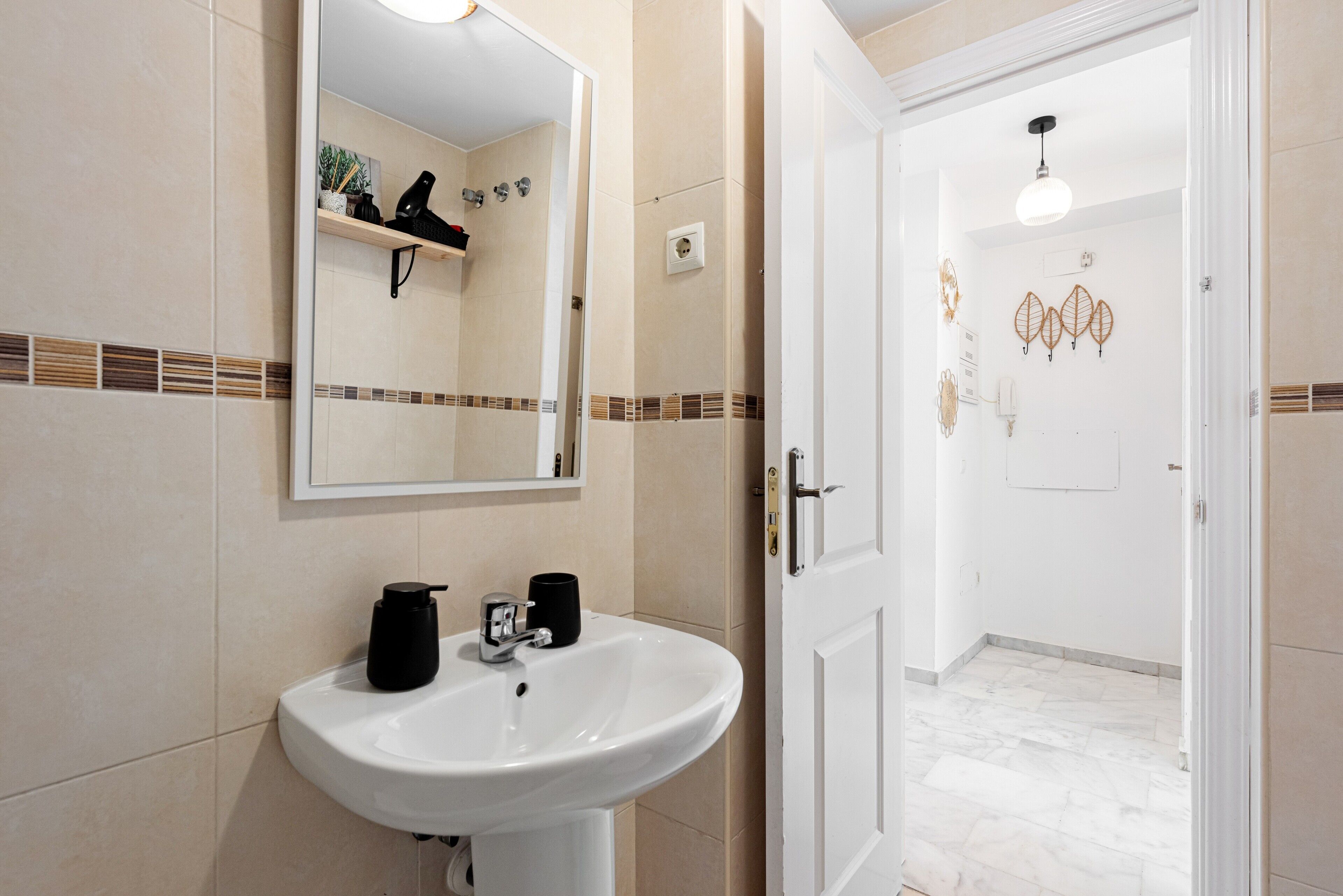 Een douche, een haardroger, handdoeken