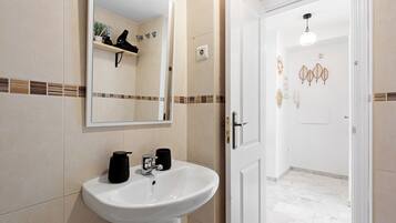 Een douche, een haardroger, handdoeken