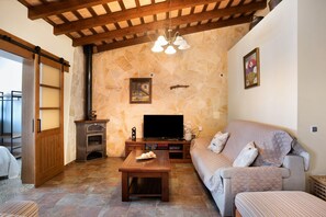 TV, fireplace - Holiday Home 'El Cortijo' with Private Pool, Wi-Fi and Air Conditioning (Conil de la frontera)