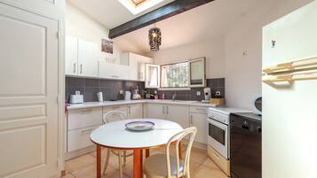 Een koelkast, een microgolfoven, een oven, een kookplaat