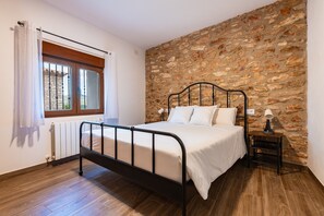 4 bedrooms, iron/ironing board, free WiFi, bed sheets - Country House 'Mas Del Sandungo' with Mountain View, Private Pool and Wi-Fi (Les Useras/ Useres)