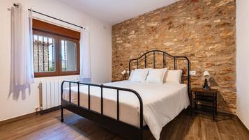 4 makuuhuonetta, silitysrauta/-lauta, ilmainen Wi-Fi, vuodevaatteet