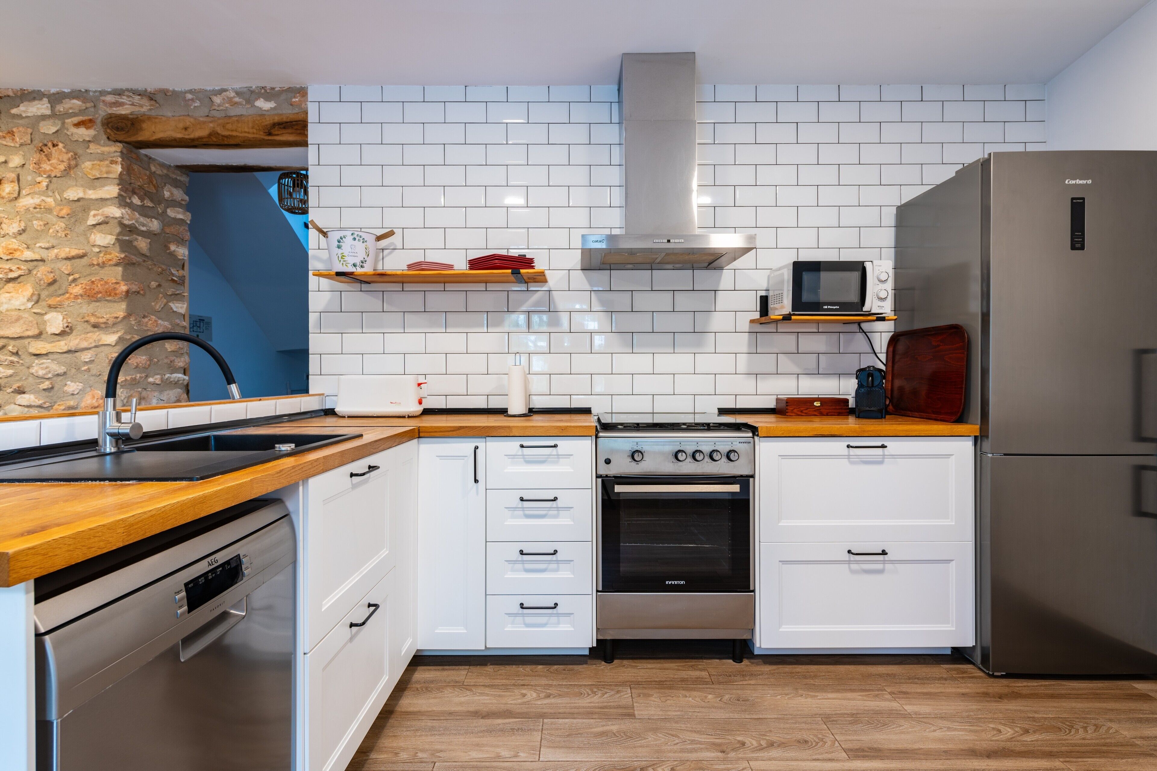 Frigorifero, microonde, forno, piano cottura