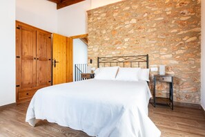 4 bedrooms, iron/ironing board, free WiFi, bed sheets