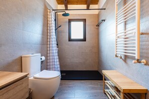 Shower, hair dryer, towels - Country House 'Mas Del Sandungo' with Mountain View, Private Pool and Wi-Fi (Les Useras/ Useres)