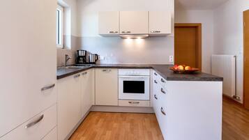 Frigorifero, forno, piano cottura, lavastoviglie