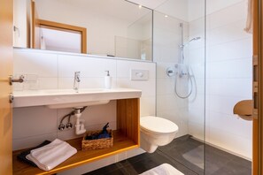 Douche, sèche-cheveux, serviettes fournies