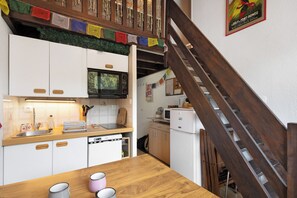 Een koelkast, een magnetron, een oven, een kookplaat