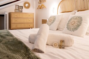 Tabla de planchar con plancha, wifi y ropa de cama