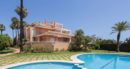 Appartement 'Keops' avec piscine partagée, terrasse privée et climatisation