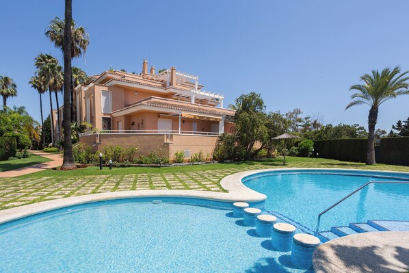 Pool - Apartment 'Keops' with Shared Pool, Private Terrace and Air Conditioning (oliva)