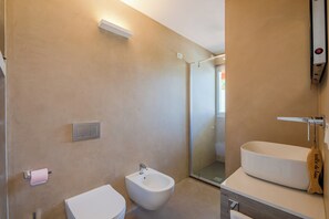 Shower, hair dryer, towels - Appartement Signac - Welkeys (Saint-Tropez)