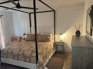3 bedrooms, desk, free WiFi, bed sheets - Desert Villa Oasis - Gateway to the Eastern Sierras, Death Valley, and Yosemite
 (Ridgecrest)