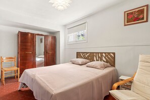 2 bedrooms, iron/ironing board, free WiFi, bed sheets - Apartment 'Chez Eliane Au Lavandou' with Private Terrace, Private Garden and Wi-Fi (Le Lavandou)