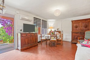 Dining - Apartment 'Chez Eliane Au Lavandou' with Private Terrace, Private Garden and Wi-Fi (Le Lavandou)