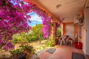 Outdoor dining - Apartment 'Chez Eliane Au Lavandou' with Private Terrace, Private Garden and Wi-Fi (Le Lavandou)