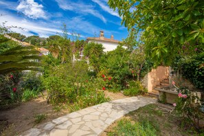 Property grounds - Apartment 'Chez Eliane Au Lavandou' with Private Terrace, Private Garden and Wi-Fi (Le Lavandou)