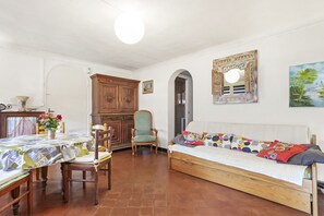 Interior - Apartment 'Chez Eliane Au Lavandou' with Private Terrace, Private Garden and Wi-Fi (Le Lavandou)