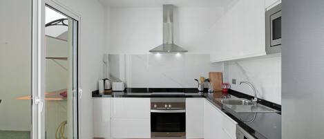 Kjøleskap, mikrobølgeovn, ovn og kokeplater