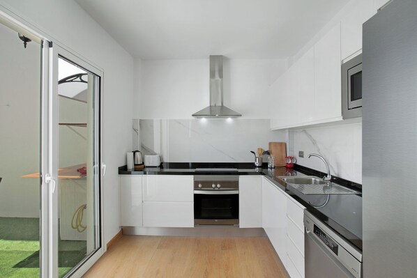 Kjøleskap, mikrobølgeovn, ovn og kokeplater