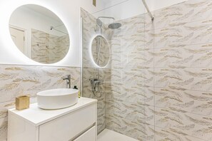Shower, hair dryer, towels